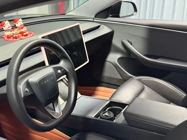 Tesla Model 3 — Фото автомобиля 4