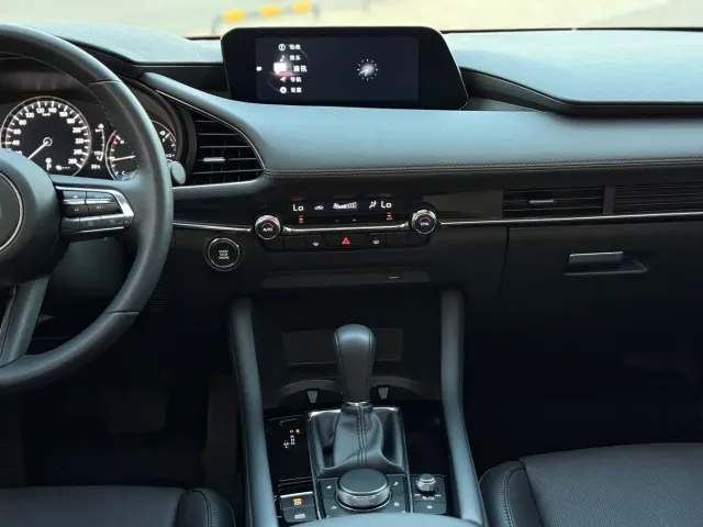 Mazda Axela — Фото автомобиля 18