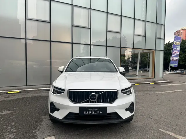 Volvo XC40 — Фото автомобиля 2