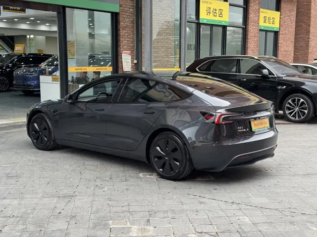 Tesla Model 3 — Фото автомобиля 6
