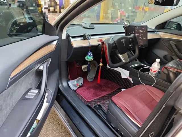 Tesla Model 3 — Фото автомобиля 12