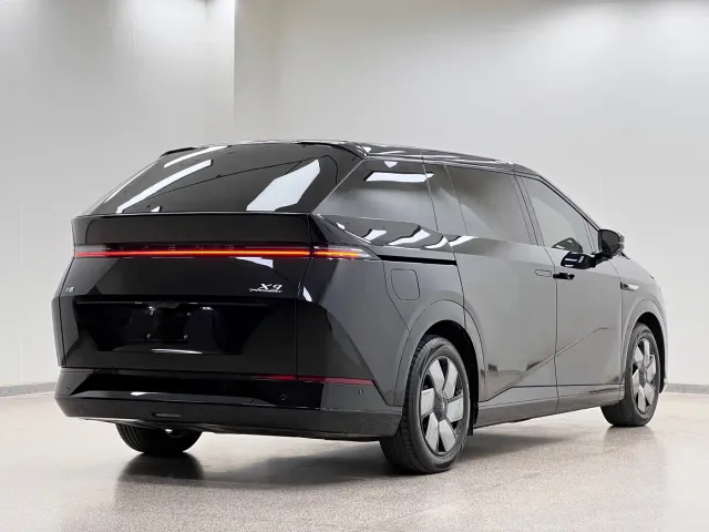 Xpeng X9 — Фото автомобиля 6