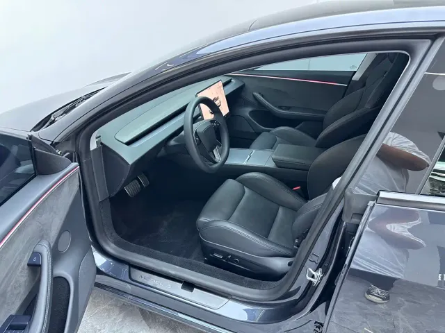 Tesla Model 3 — Фото автомобиля 16