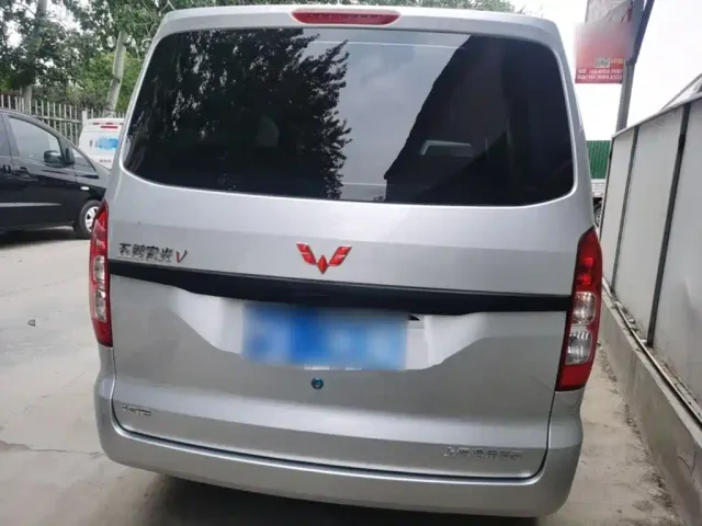 Wuling Hongguang V — Фото автомобиля 5