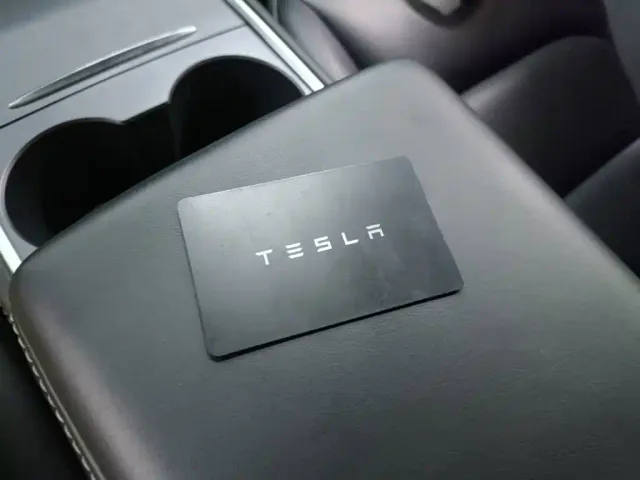 Tesla Model Y — Фото автомобиля 8