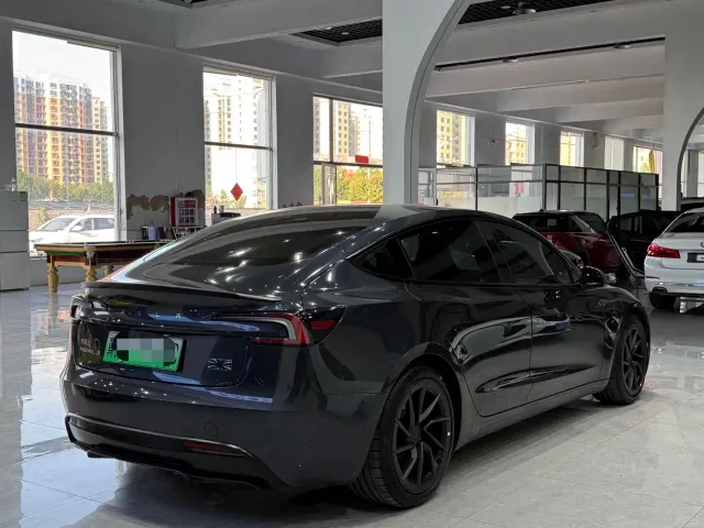 Tesla Model 3 — Фото автомобиля 3