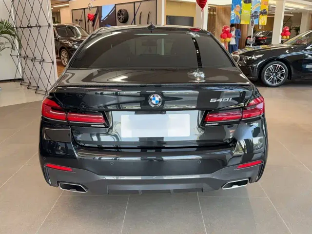 BMW 5 Series — Фото автомобиля 8