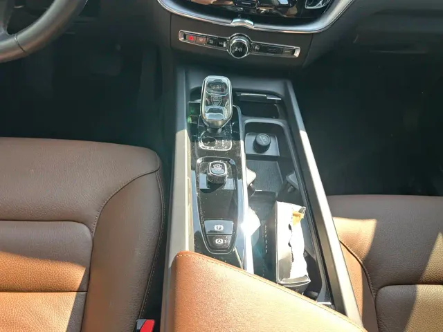 Volvo XC60 — Фото автомобиля 8