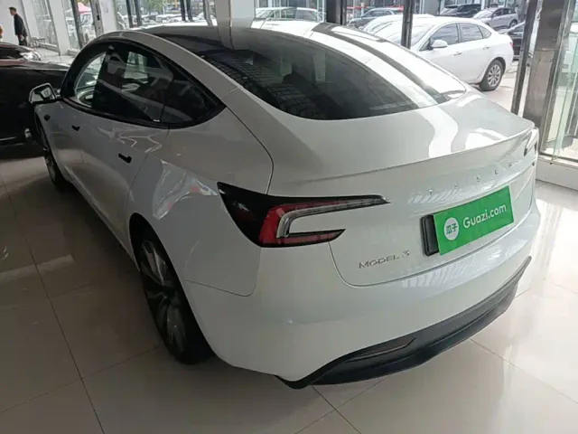 Tesla Model 3 — Фото автомобиля 5