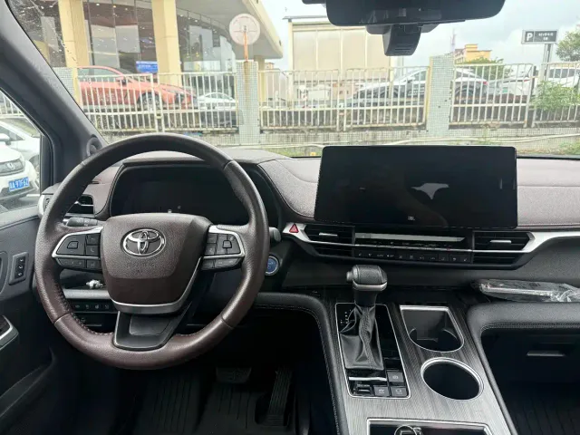 Toyota Sienna — Фото автомобиля 10