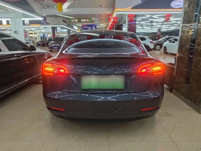 Tesla Model 3 — Фото автомобиля 5