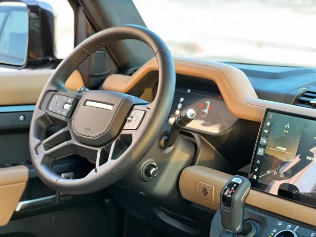 Land Rover Defender — Фото автомобиля 12
