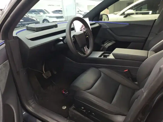 Tesla Model Y L — Фото автомобиля 14