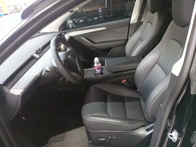 Tesla Model Y — Фото автомобиля 14