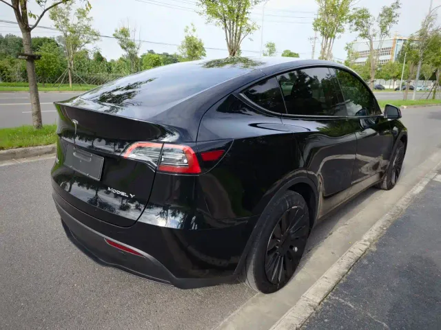 Tesla Model Y — Фото автомобиля 8