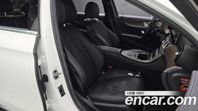 Mercedes-Benz E-Class — Фото автомобиля 24