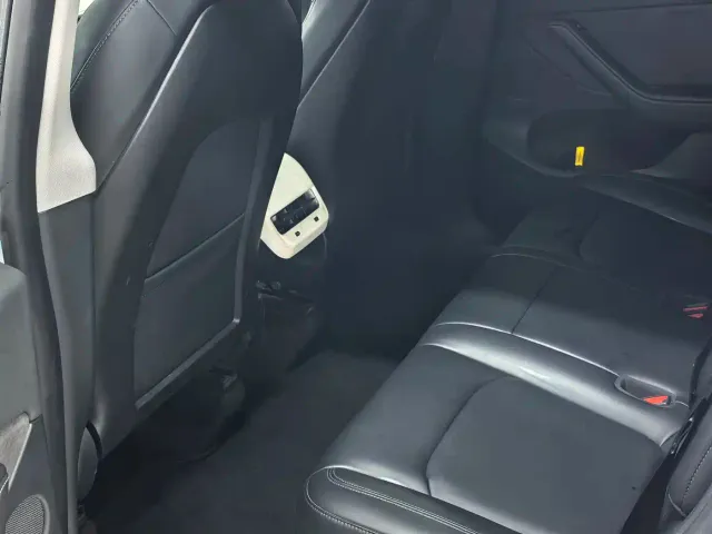 Tesla Model Y — Фото автомобиля 8