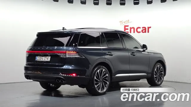 Lincoln Aviator — Фото автомобиля 2