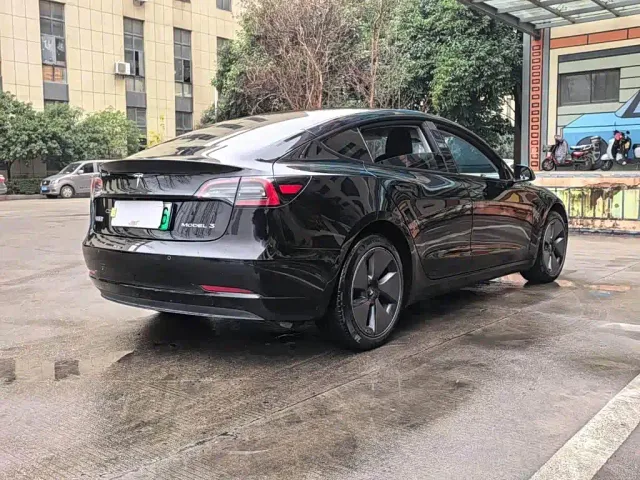 Tesla Model 3 — Фото автомобиля 17