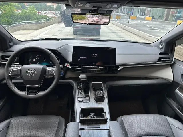 Toyota Granvia — Фото автомобиля 12