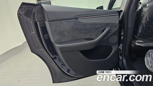 Tesla Model Y — Фото автомобиля 24
