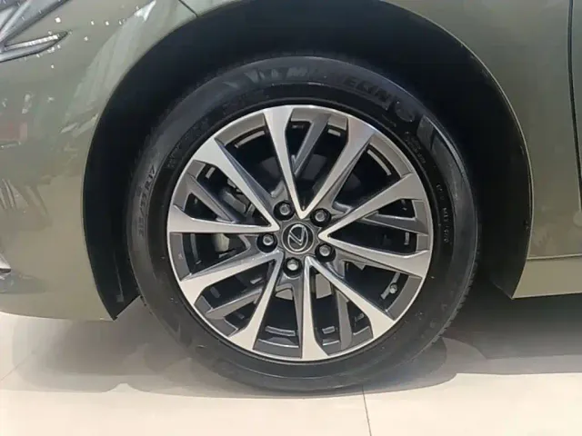 Lexus ES — Фото автомобиля 22