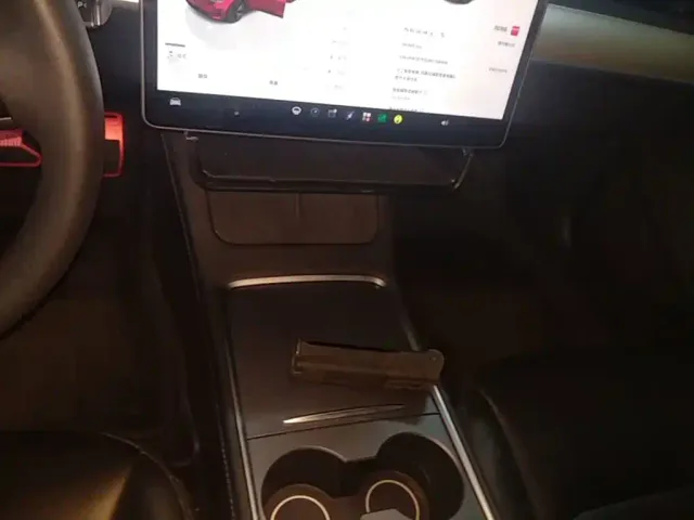 Tesla Model 3 — Фото автомобиля 13