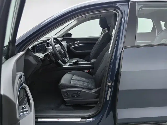 Audi e-tron — Фото автомобиля 10