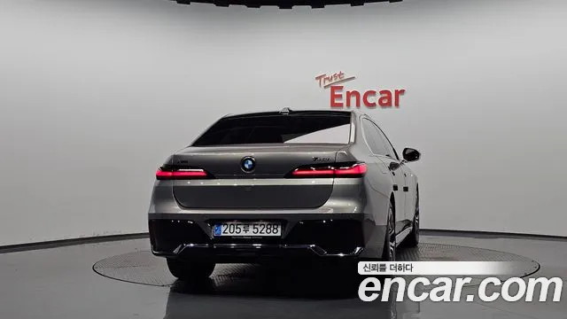 BMW 7 Series G70 — Фото автомобиля 4