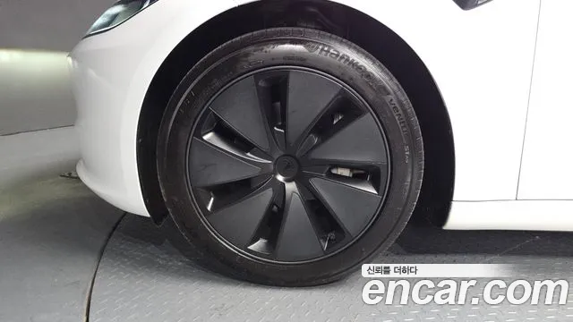 Tesla Model 3 — Фото автомобиля 5