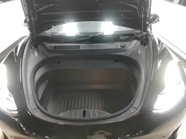 Tesla Model 3 — Фото автомобиля 19
