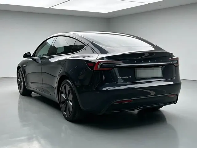 Tesla Model 3 — Фото автомобиля 8