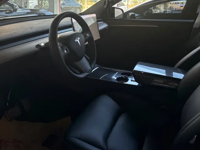 Tesla Model Y 2021 Standard Range Rear-Wheel Drive — Фото автомобиля 5