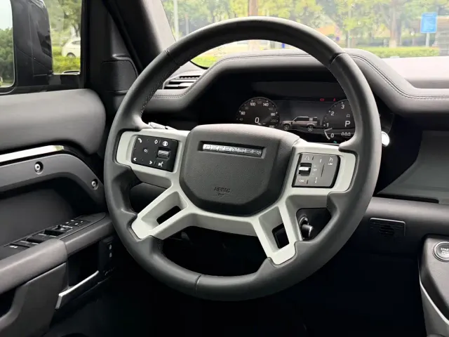 Land Rover Defender — Фото автомобиля 8