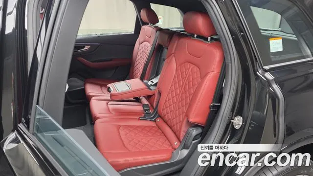 Audi SQ7 — Фото автомобиля 12