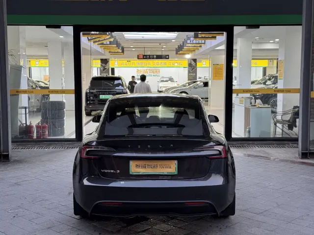 Tesla Model 3 — Фото автомобиля 5