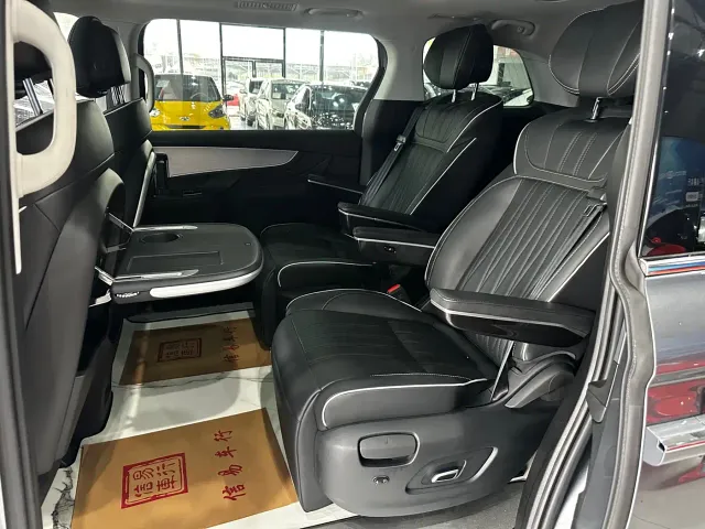Roewe iMAX8 — Фото автомобиля 5
