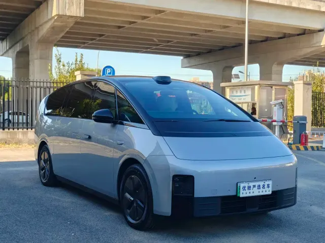 Li Auto MEGA — Фото автомобиля 3