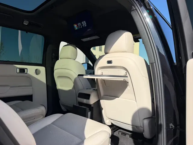 Li Auto L9 — Фото автомобиля 12