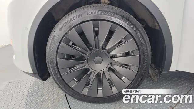 Tesla Model Y — Фото автомобиля 5