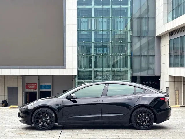 Tesla Model 3 — Фото автомобиля 3