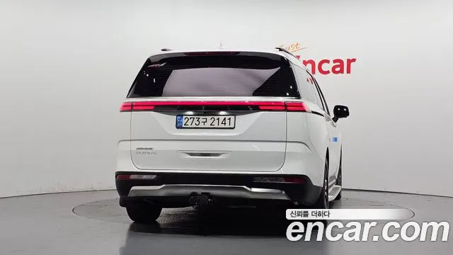 Kia Carnival Generation 4 — Фото автомобиля 4