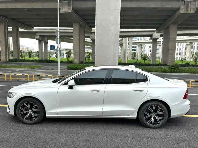 Volvo S60 — Фото автомобиля 3