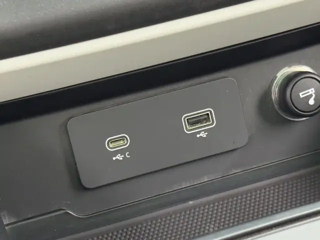 Land Rover Defender — Фото автомобиля 14