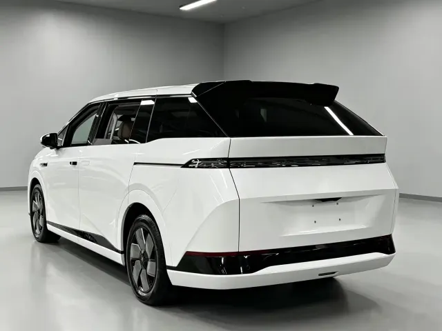 Xpeng X9 — Фото автомобиля 8
