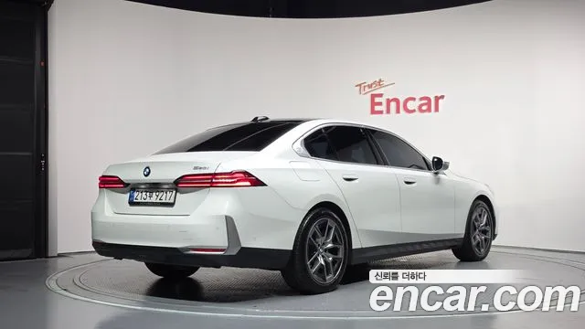 BMW 5-Series — Фото автомобиля 2
