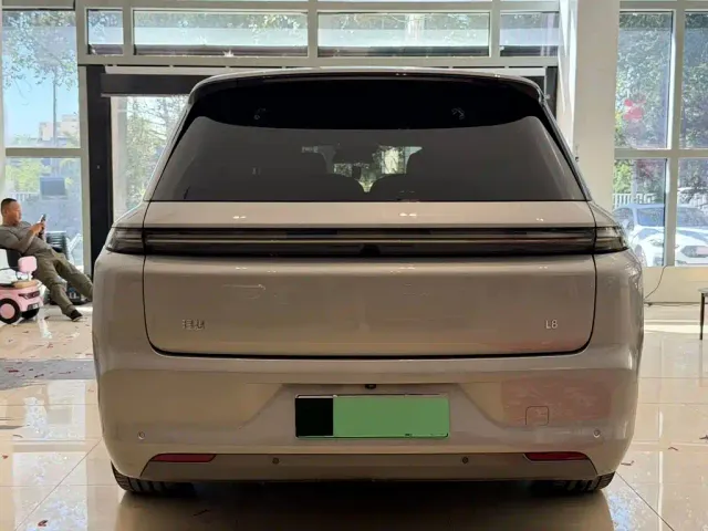 Li Auto L8 — Фото автомобиля 8