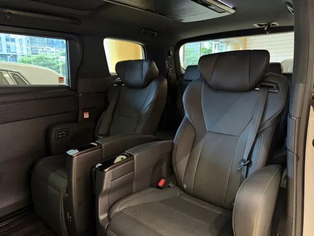 Toyota Alphard — Фото автомобиля 9