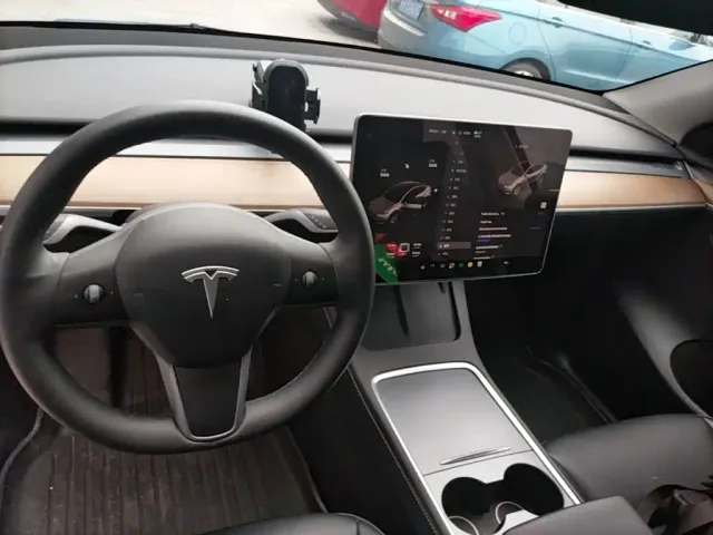 Tesla Model Y — Фото автомобиля 9