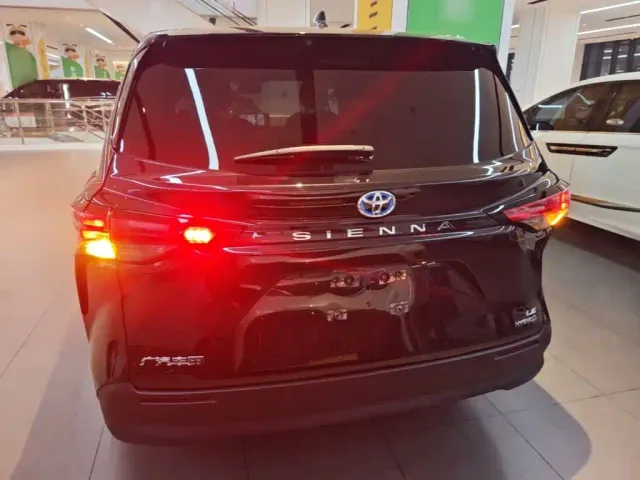 Toyota Sienna — Фото автомобиля 5
